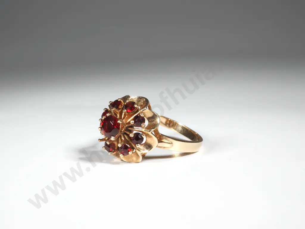 9ct Gold Vintage Starburst Garnet Ring Image 1++