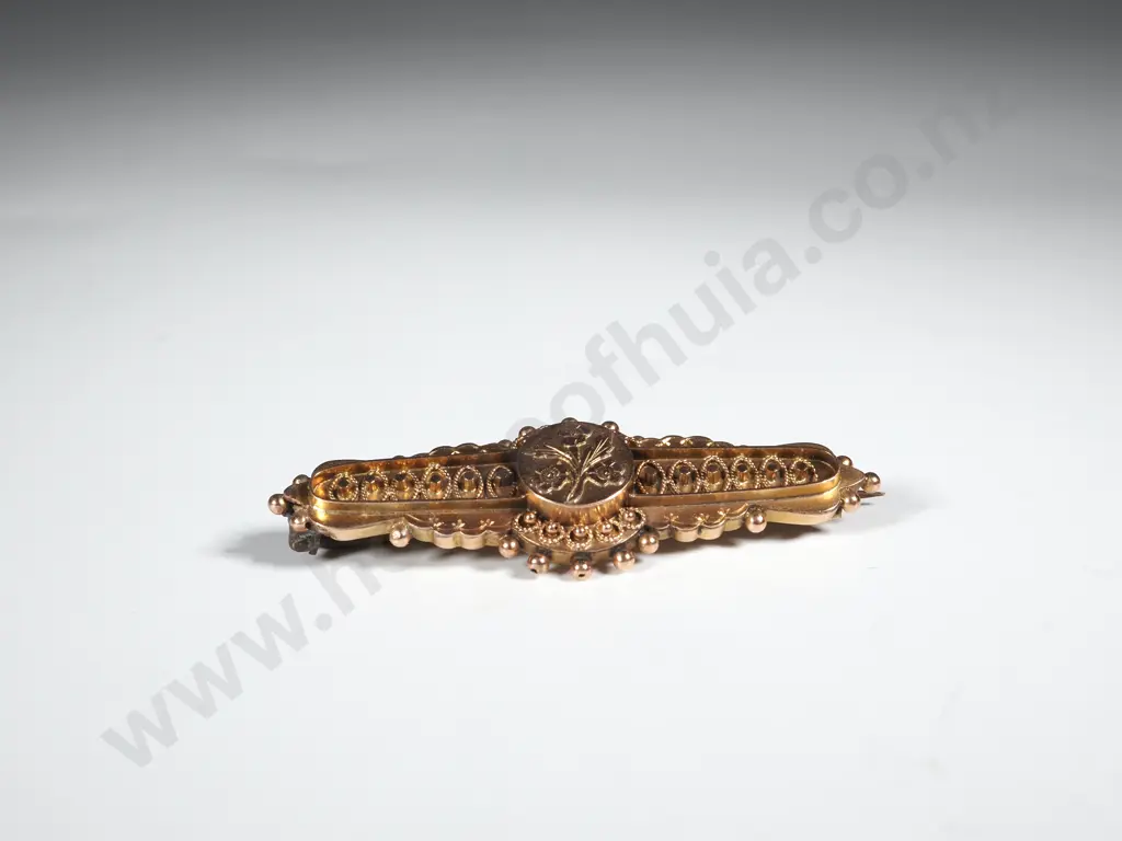 9ct Gold Brooch w Decorative Floral Detailing & Gallery Image 1++