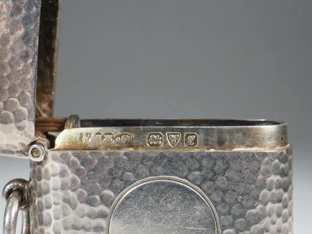 Heavy Sterling Silver Hammered Finished Vesta Case w Circular Cartouche Image 1++