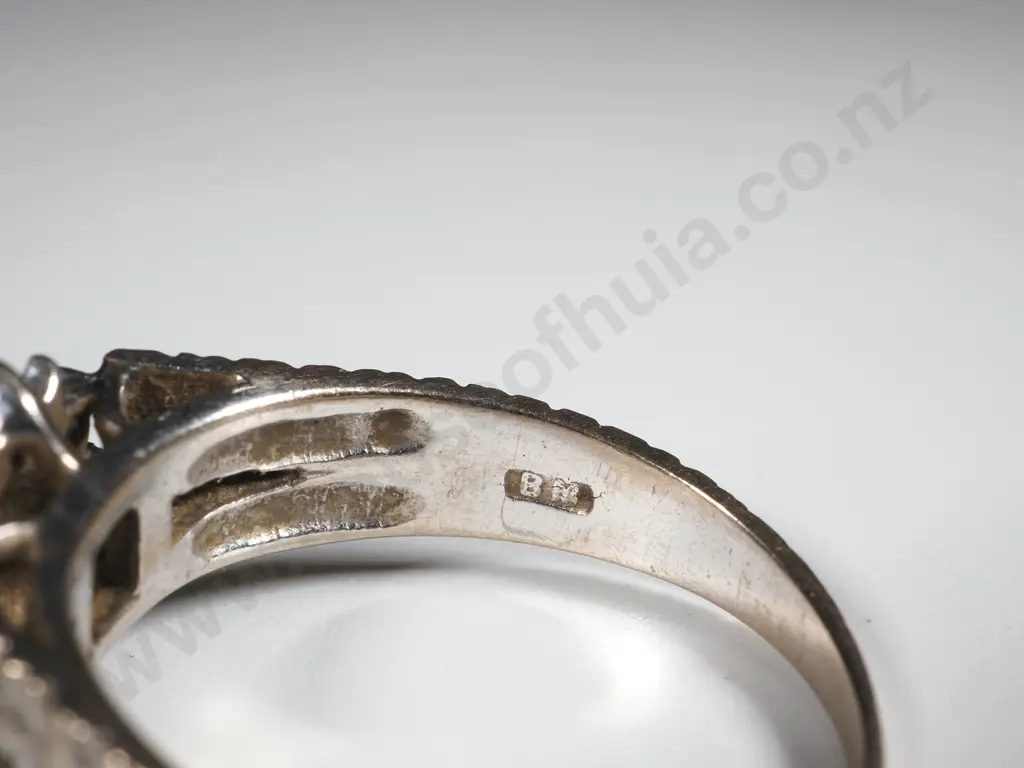 18ct White Gold Diamond & Sapphire Ring Image 1++