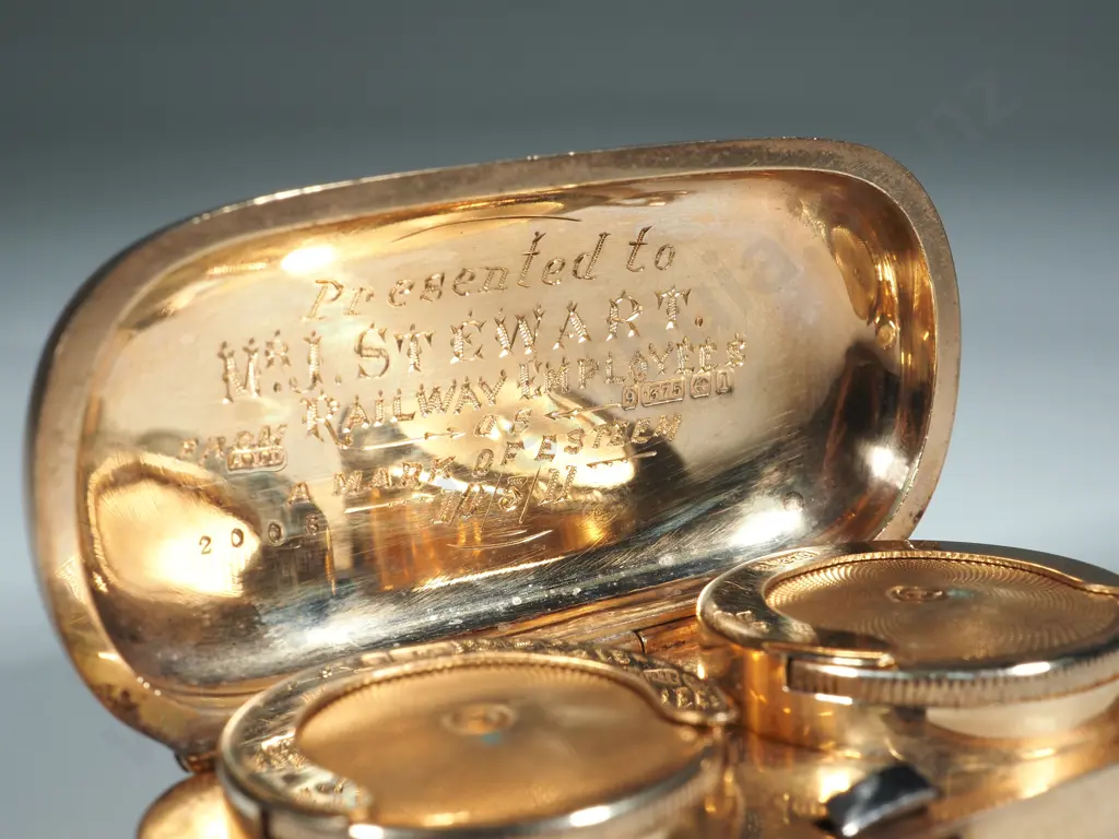 9ct Gold Double Sovereign Case With Engine Turned Decoration Image 1++