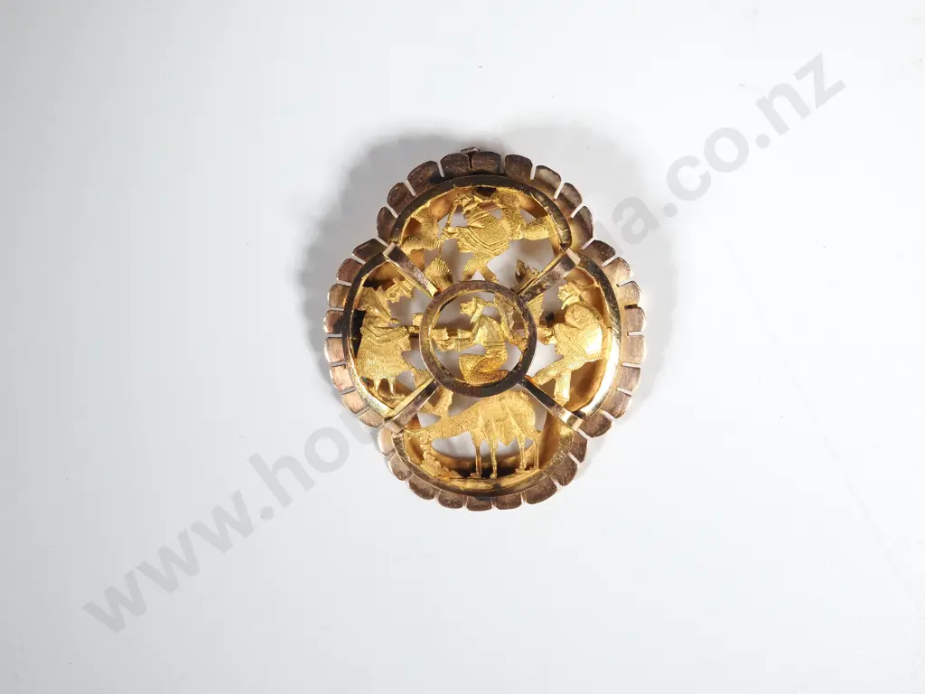 9ct Gold Vintage Brooch w Oriental Motifs Image 1++