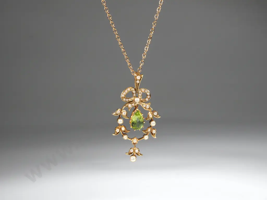 15ct Gold Art Nouveau Peridot & Seed Pearl Pendant in Antique Box Image 1++