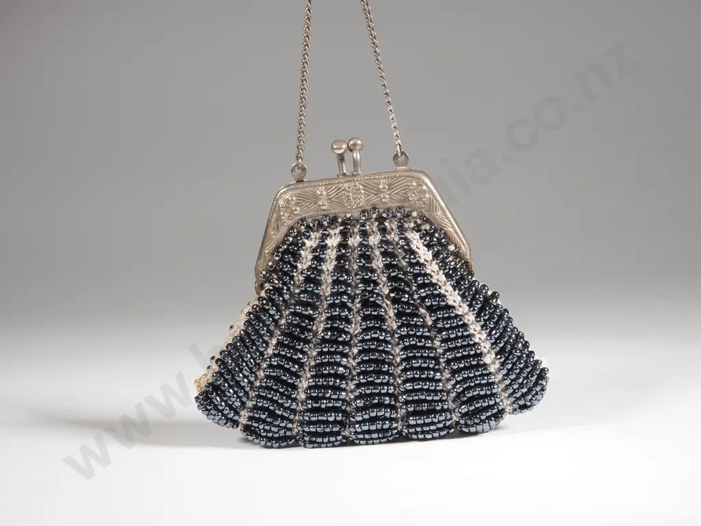 Art Deco Beaded Coin Purse with Metal Mount Image 1++