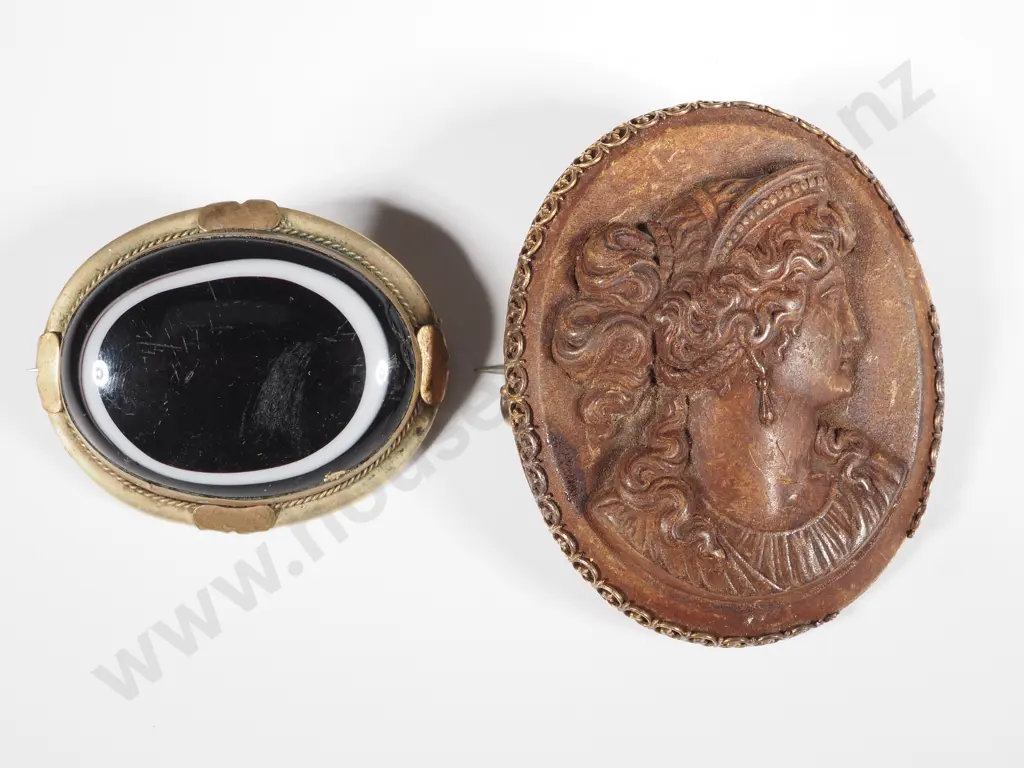 Vintage Cameo Brooch. Possibly Vulcanite & An Oval Agate Brooch to Image 1++