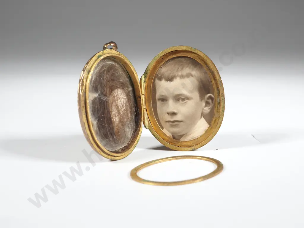 Decoratively Engraved Antique Rolled Gold Locket A/F Image 1++