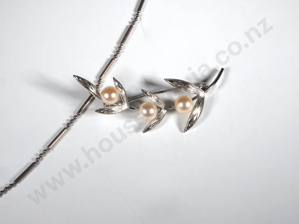 Sterling Silver & Pearl Brooch & a Bar & Ball Silver Chain  Image 1++