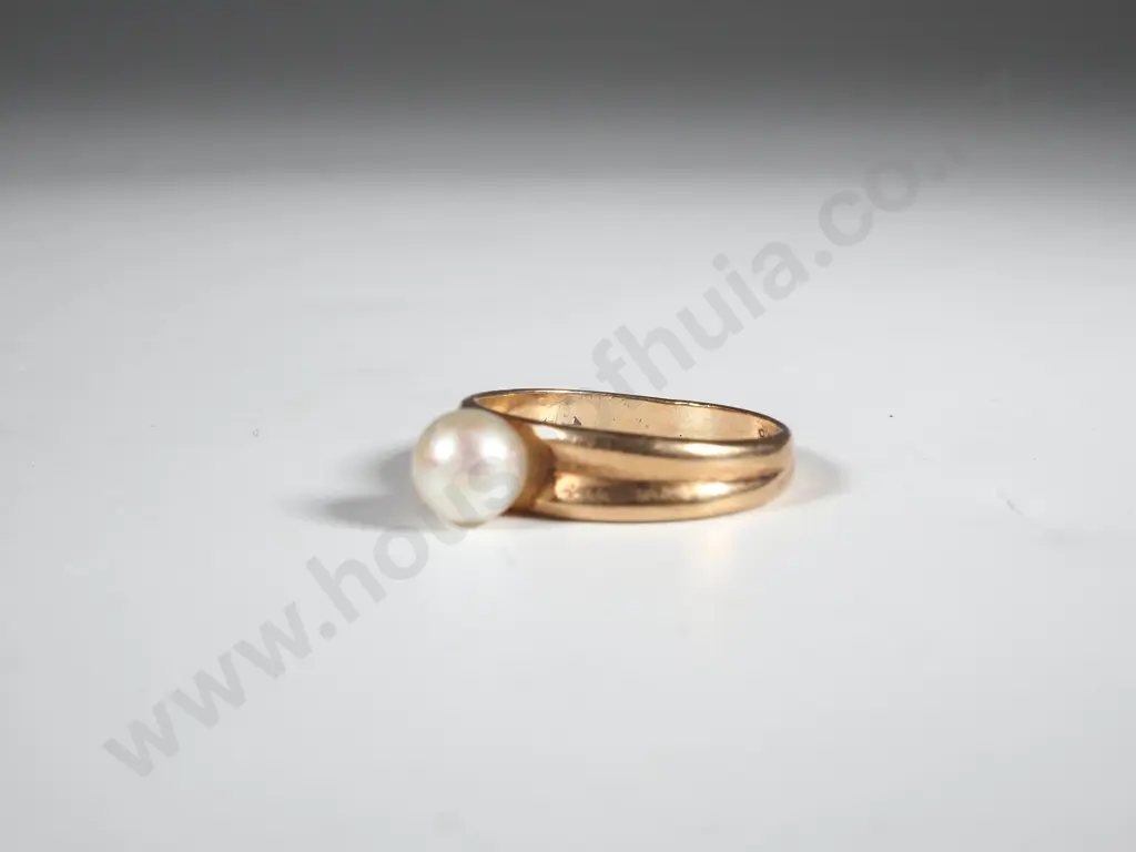 9ct Gold Single Pearl Ring. Image 1++