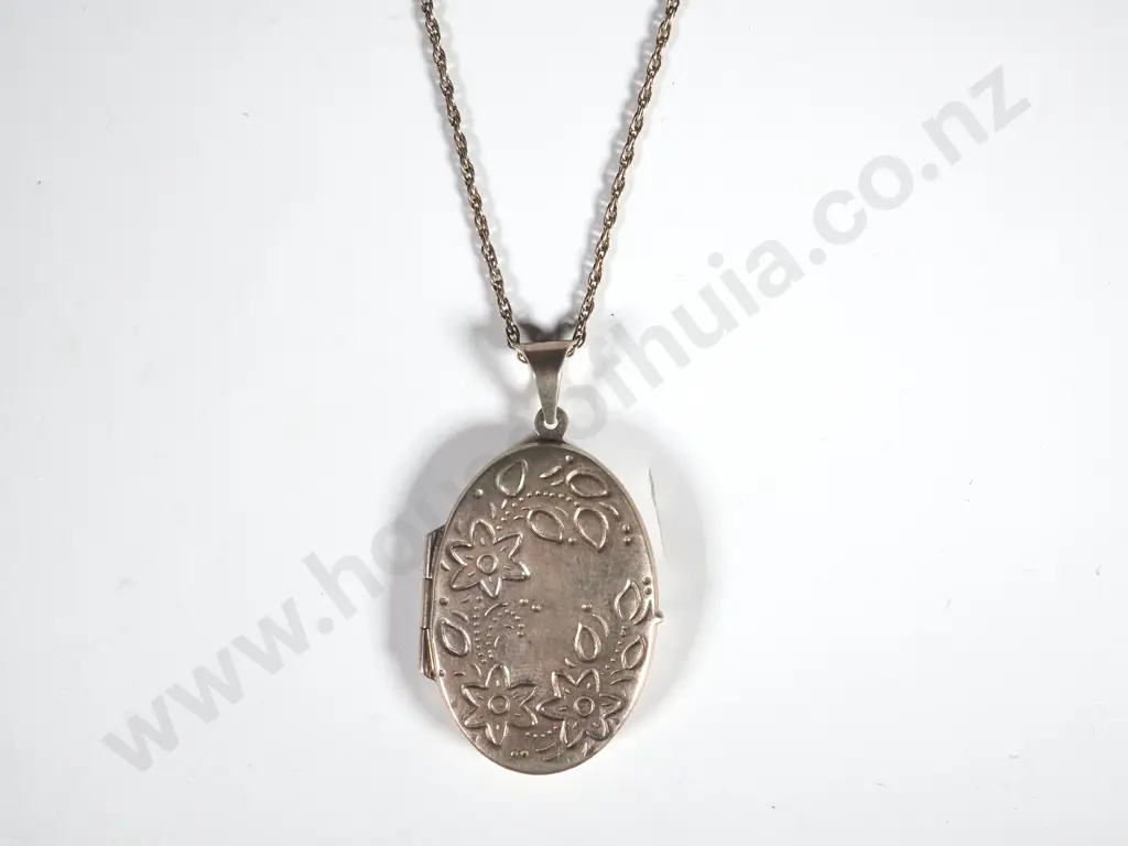 Sterling Silver Locket & Chain. Locket Decorated w Flowers & Leaves  Image 1++