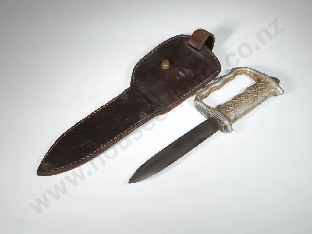 WW2 New Zealand Fighting Knife in Leather Scabbard Image 1++