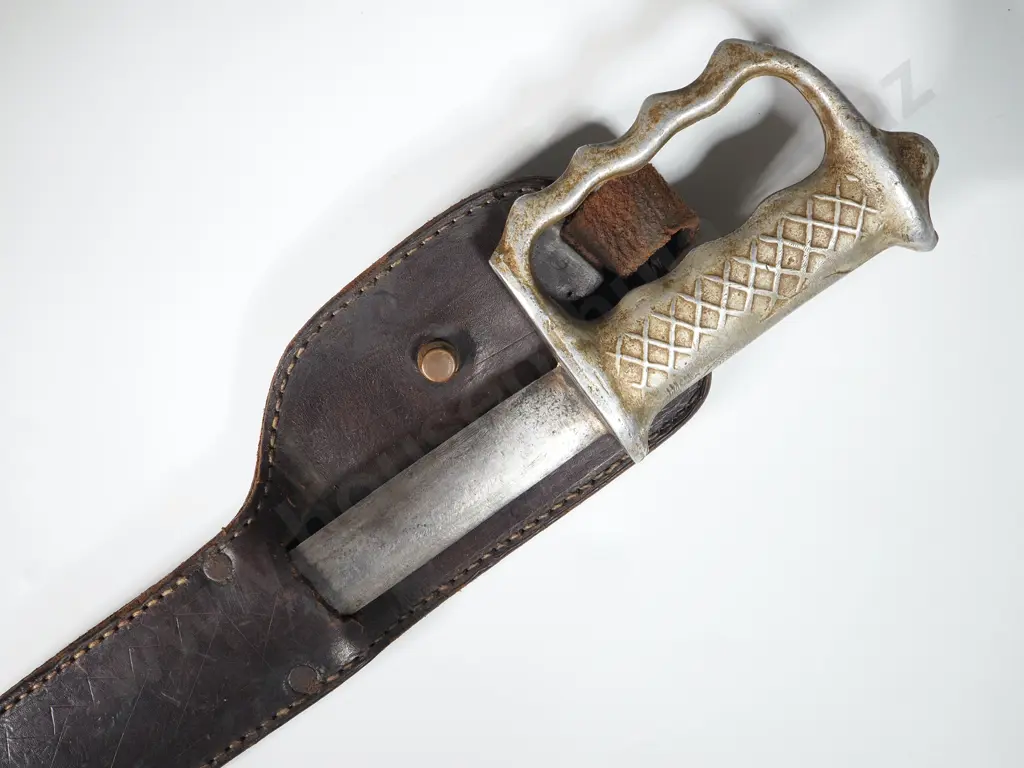 WW2 New Zealand Fighting Knife in Leather Scabbard Image 1++