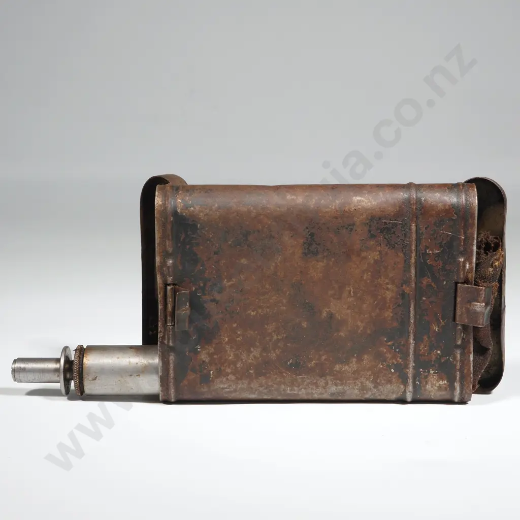 German WWII CNX Cleaning Kit Tin w Oil Bottle. Image 1++