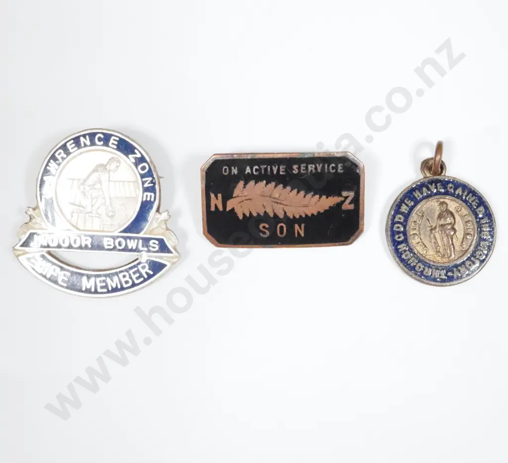 Two WW2 New Zealand Badges & One Bowling Badge  Image 1++