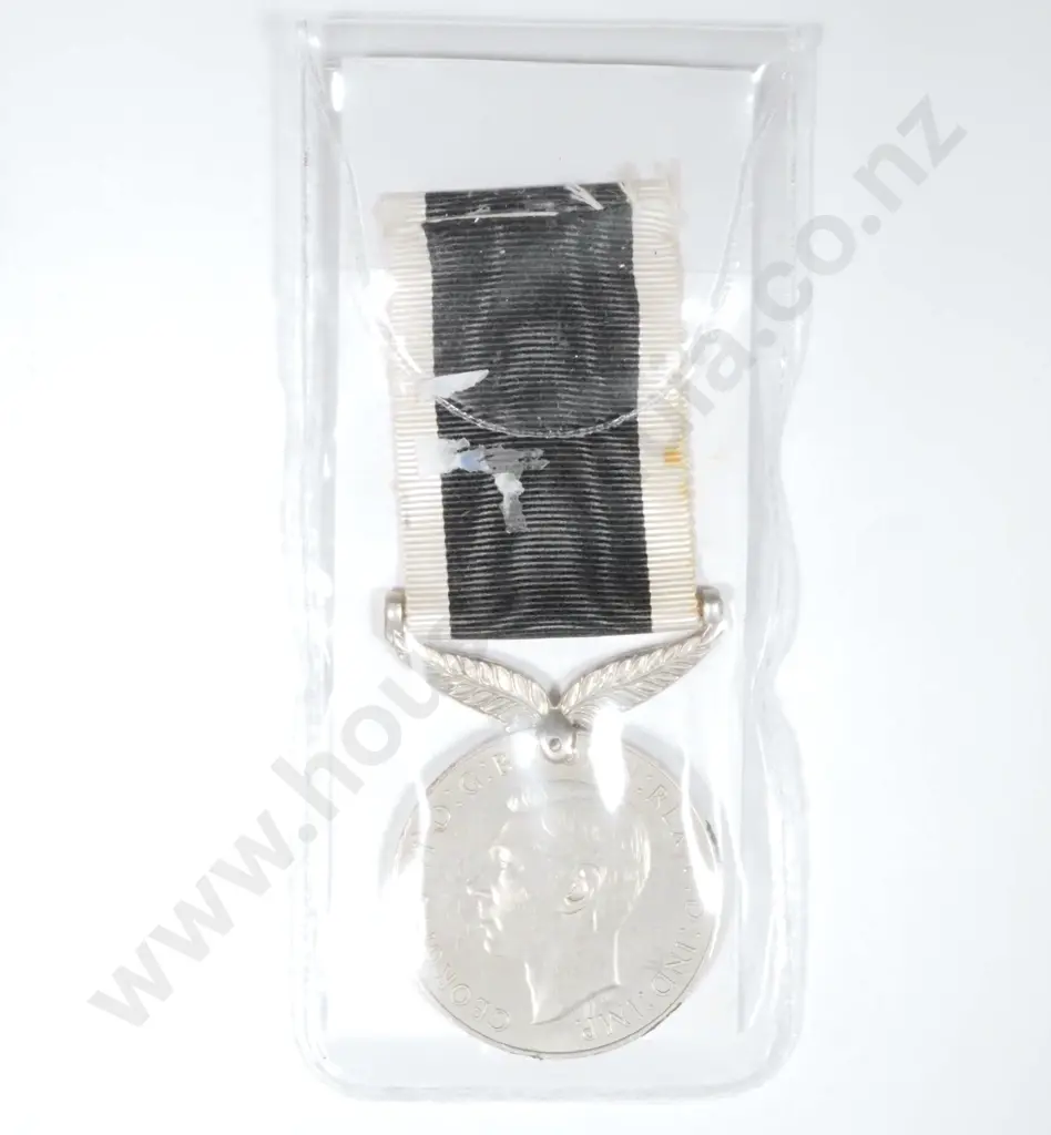 WWII Medal NZ Service Medal. Image 1++