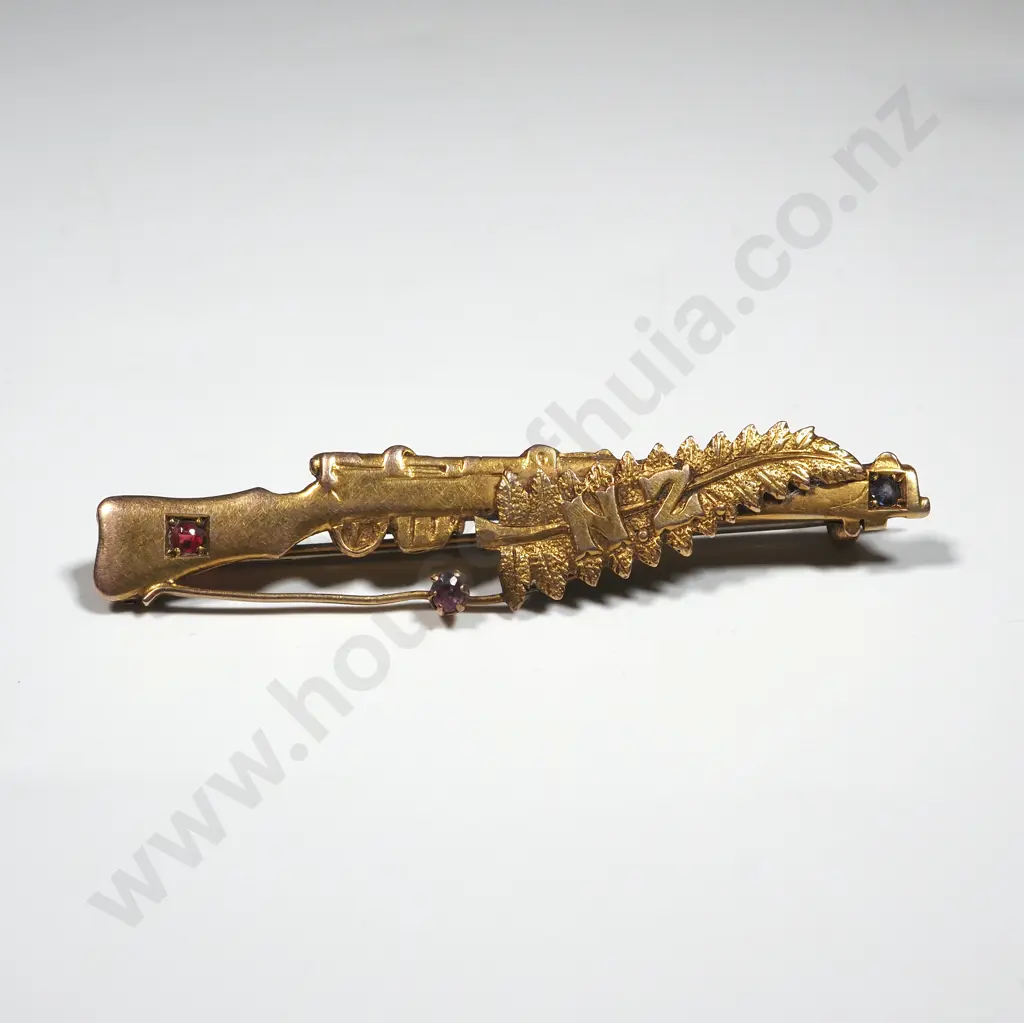 WWI 9ct Gold Rifle Sweetheart Badge w NZ on Fern Leaf w Gems. Image 1++