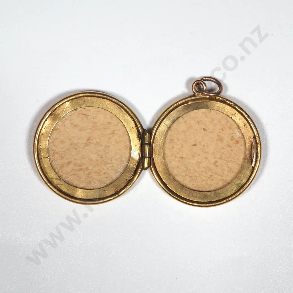 9ct Gold Locket w RNZAF Wings. Image 1++
