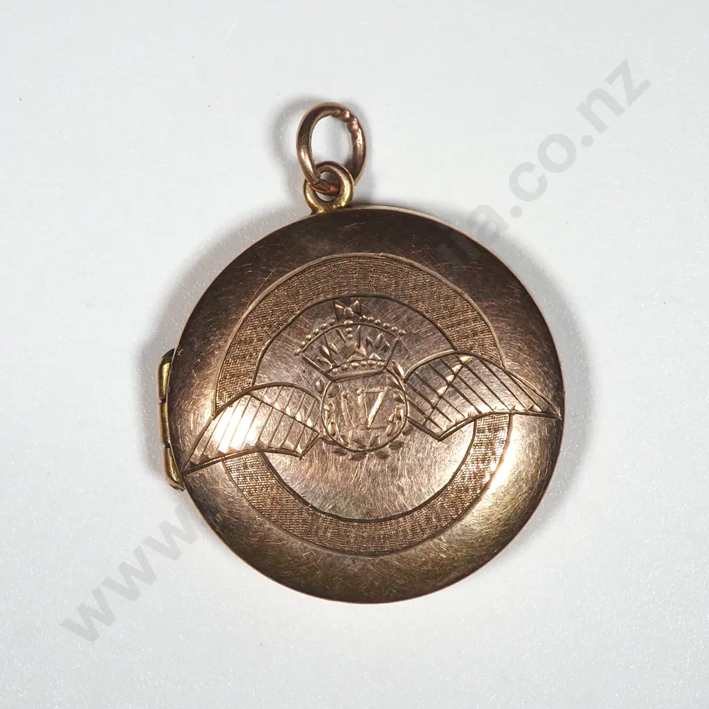 9ct Gold Locket w RNZAF Wings. Image 1++