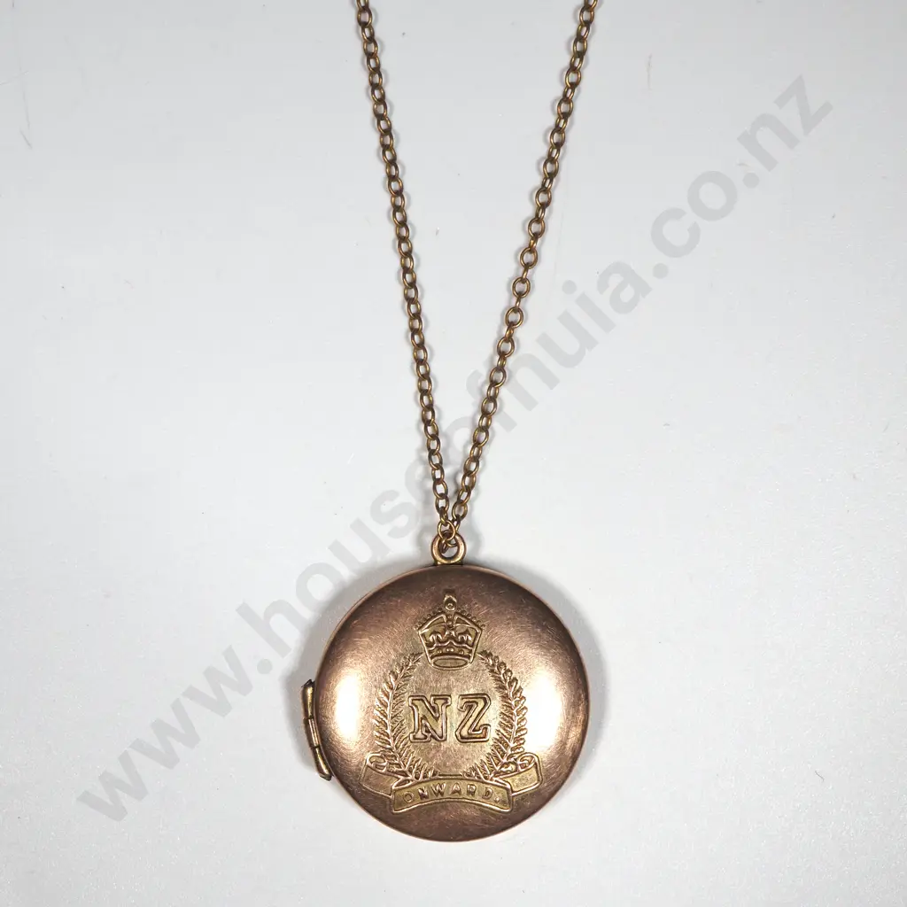 9ct Gold Locket w NZ Onward Badge & Photos Inside. Image 1++
