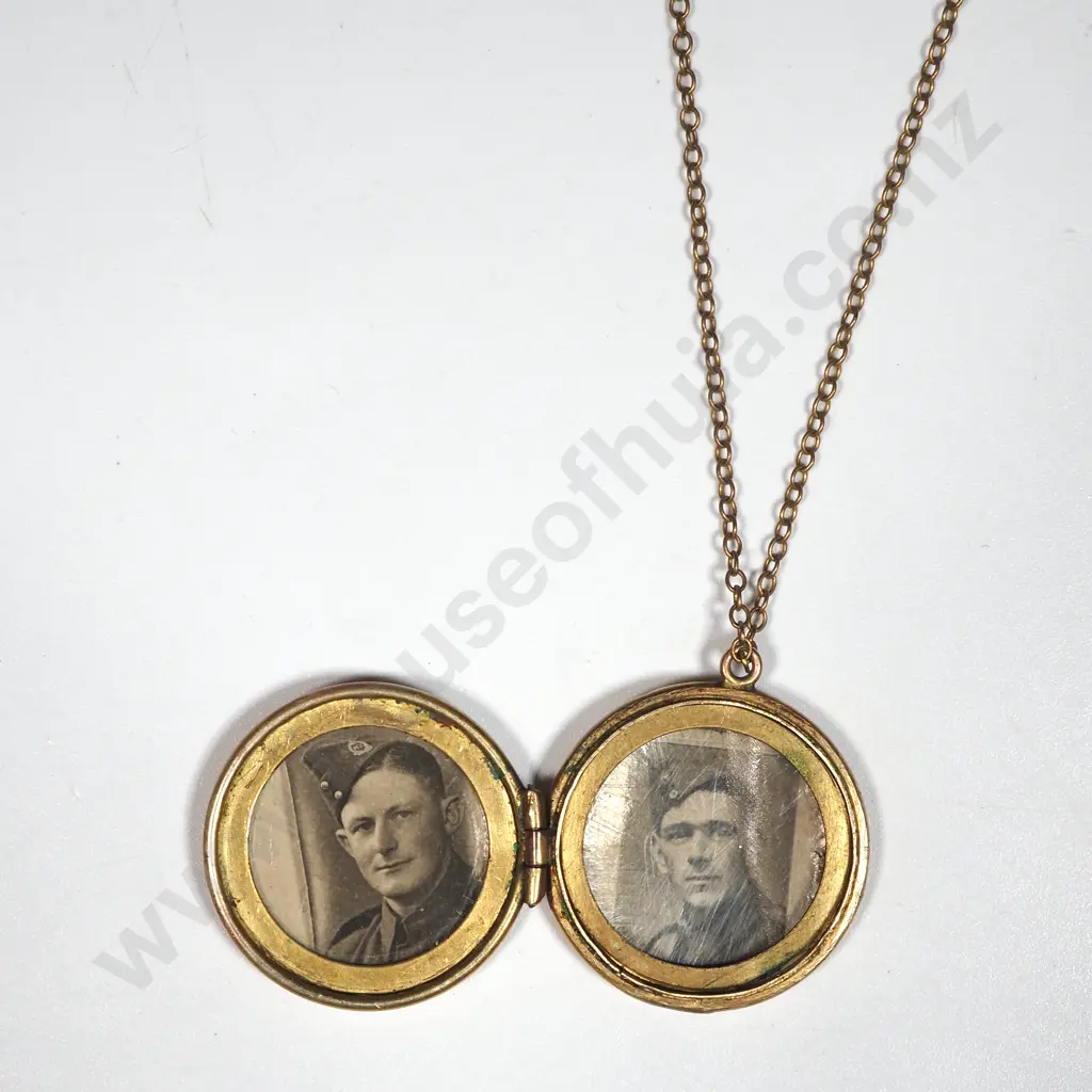 9ct Gold Locket w NZ Onward Badge & Photos Inside. Image 1++