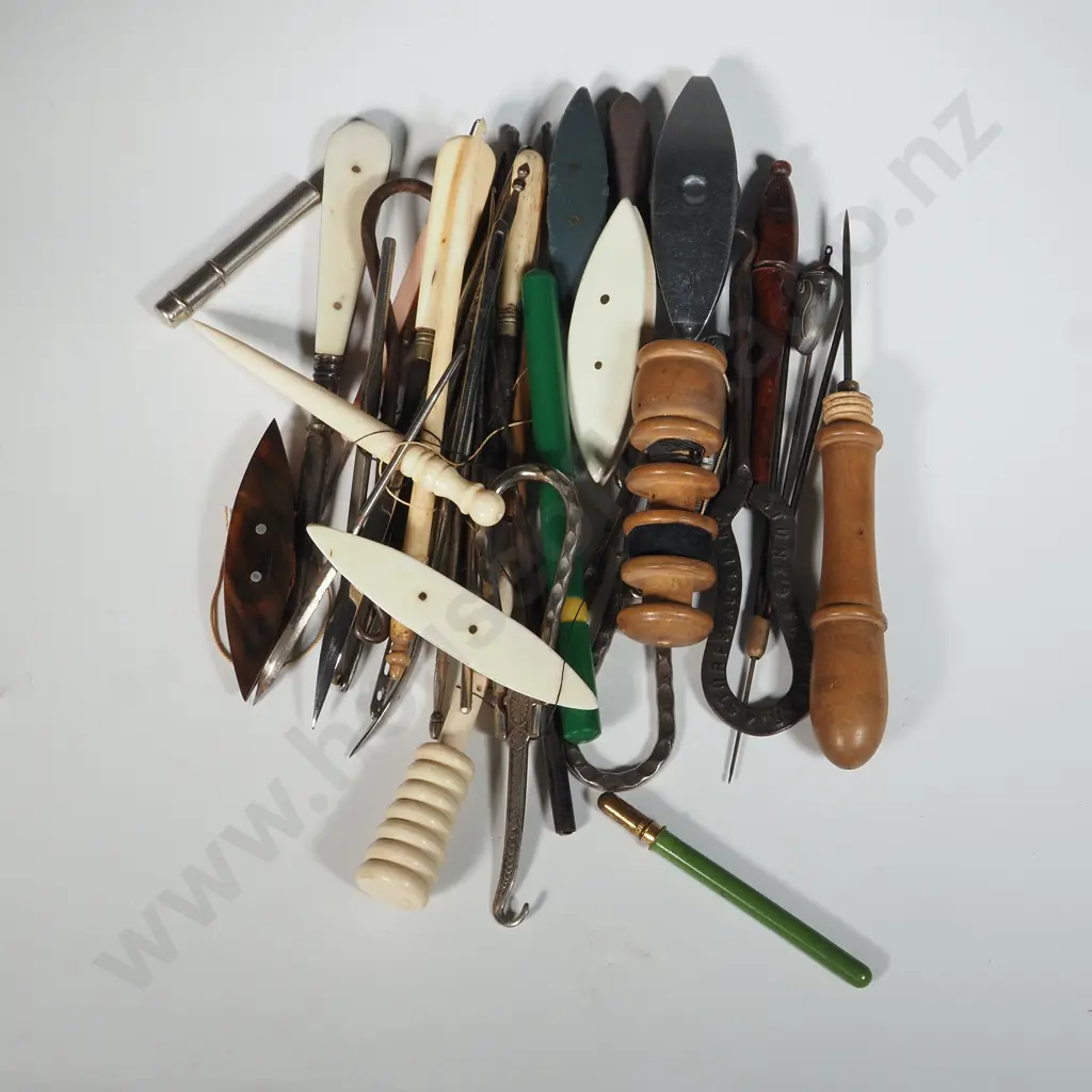 Collection of Sewing Items Including Tatting Shuttles, Crochet Hooks, Stilettos Etc  Image 1++