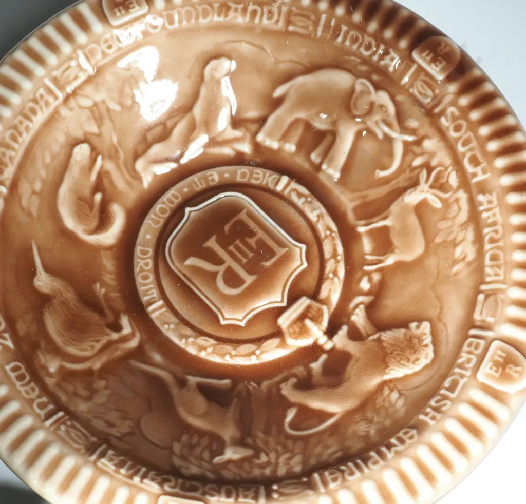 Irish Porcelain Pint Beer Mug & Two Wade Dishes. One For The Coronation Of Queen Elizabeth II Image 1++