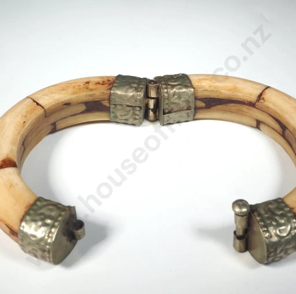 Vintage White Horn Silvertone Vintage Bangle Bracelet  Image 1++
