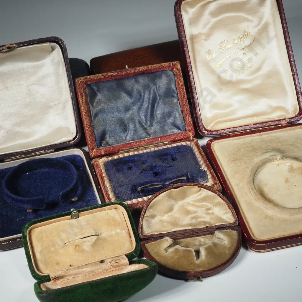 Bag Containing Vintage & Antique jewellery & Watch boxes  Image 1++