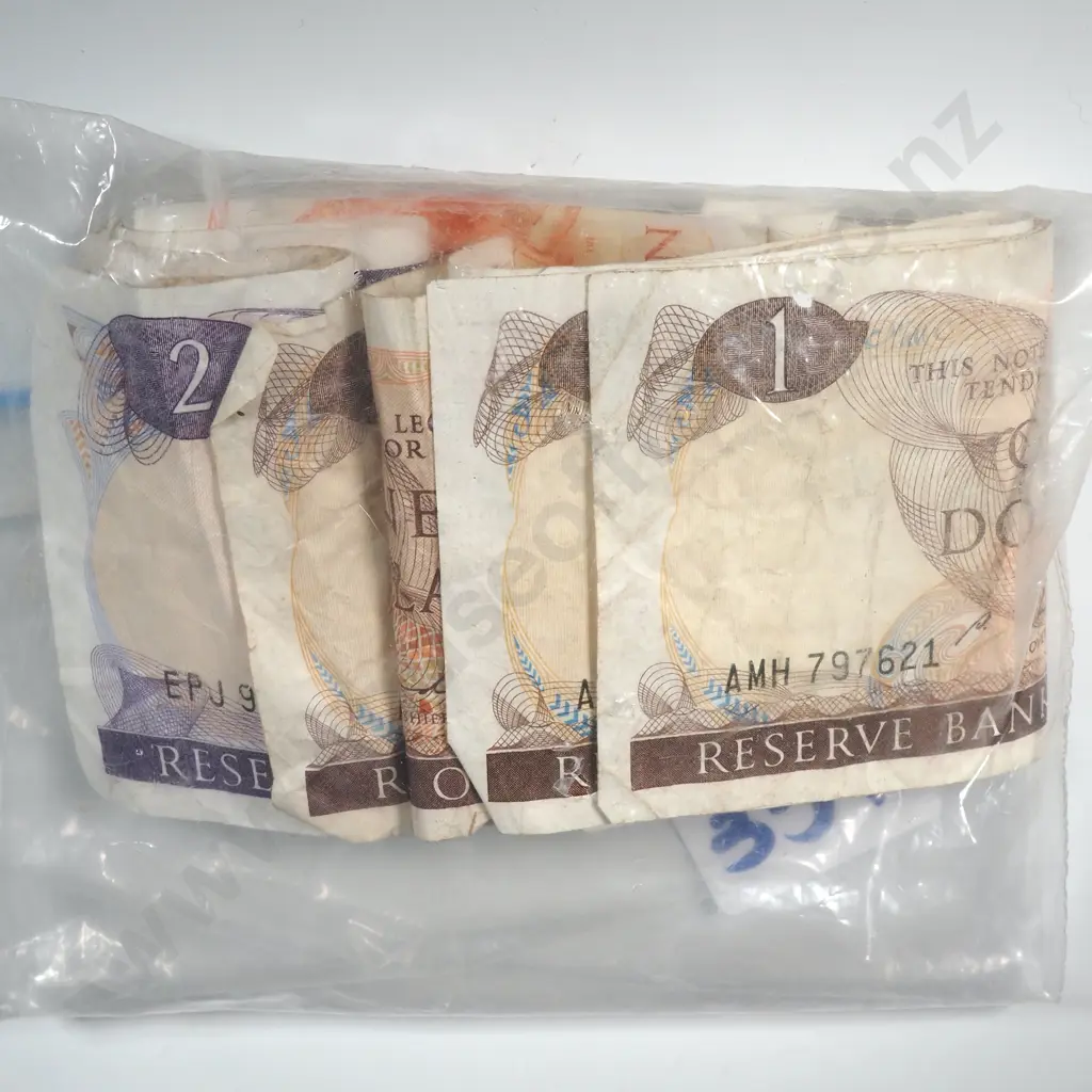 Collection Of Old New Zealand Bank Notes Including $1.00, $2.00 & $5.00 Image 1++