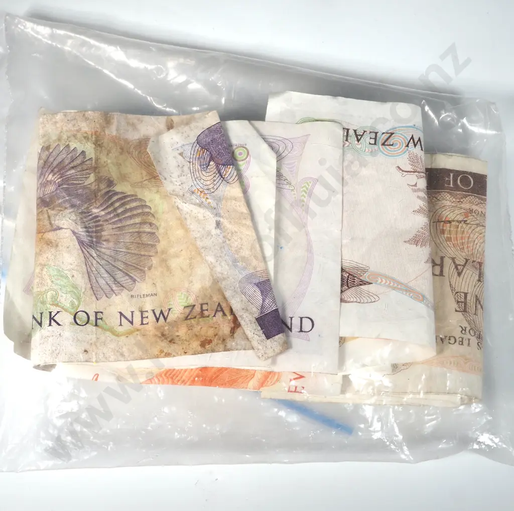 Collection Of Old New Zealand Bank Notes Including $1.00, $2.00 & $5.00 Image 1++