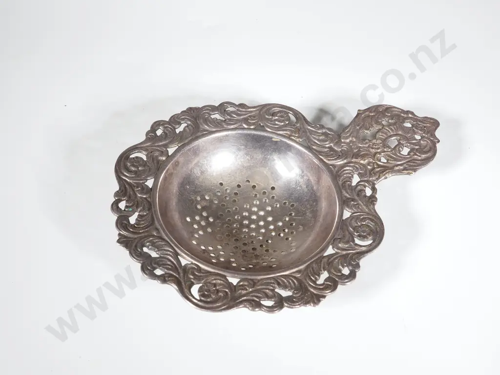 One Silver Metal Tea Strainer Image 1++