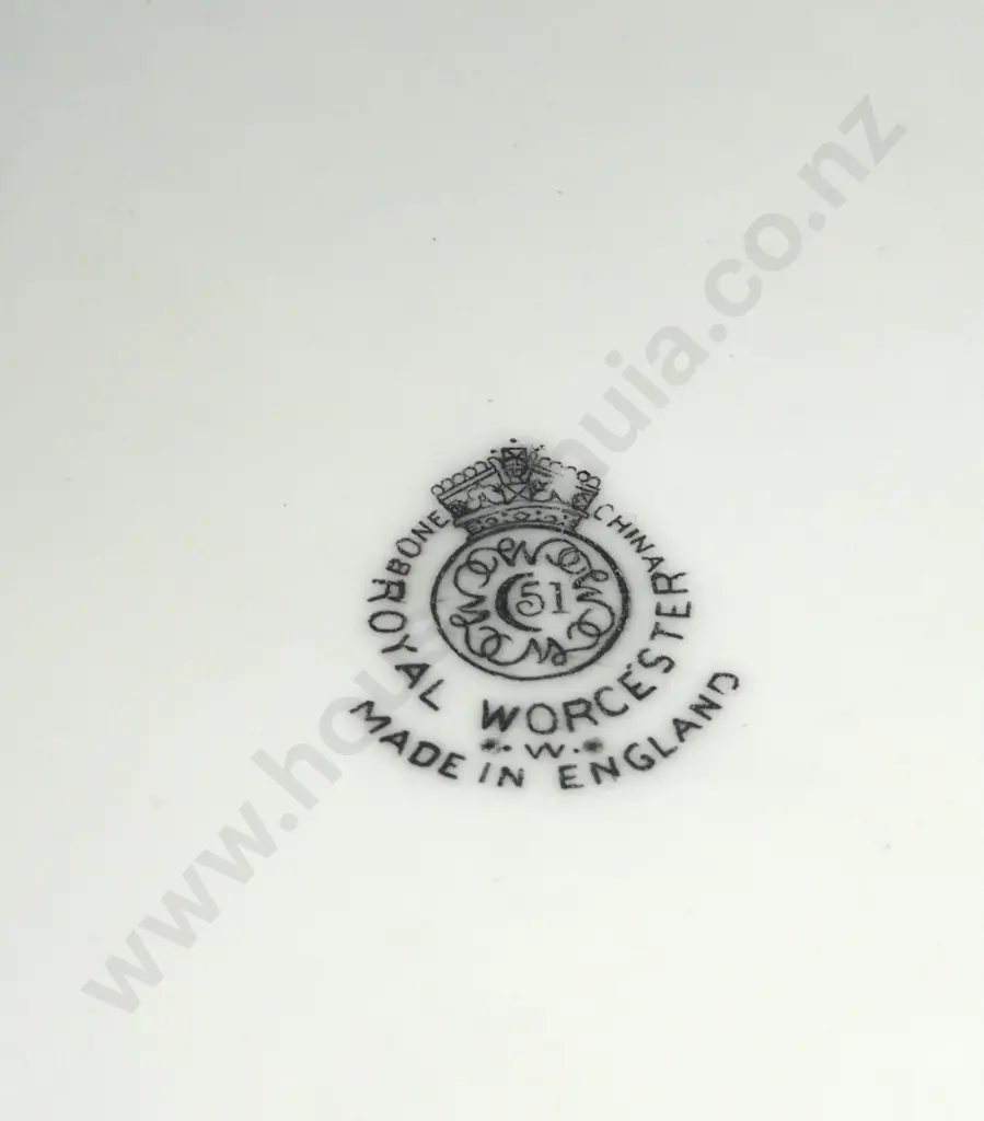 Royal Worcester Cabinet Plate Featuring A Hand Painted Spray Of Roses & Signed By John Freeman, A Notable Artist  Image 1++