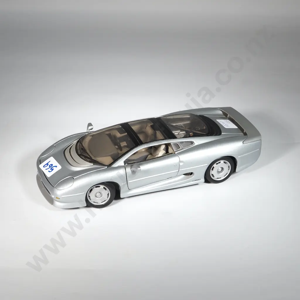 Maisto Jaguar XJ220 w Opening Doors & Boot. 1:18 A/F. Image 1++