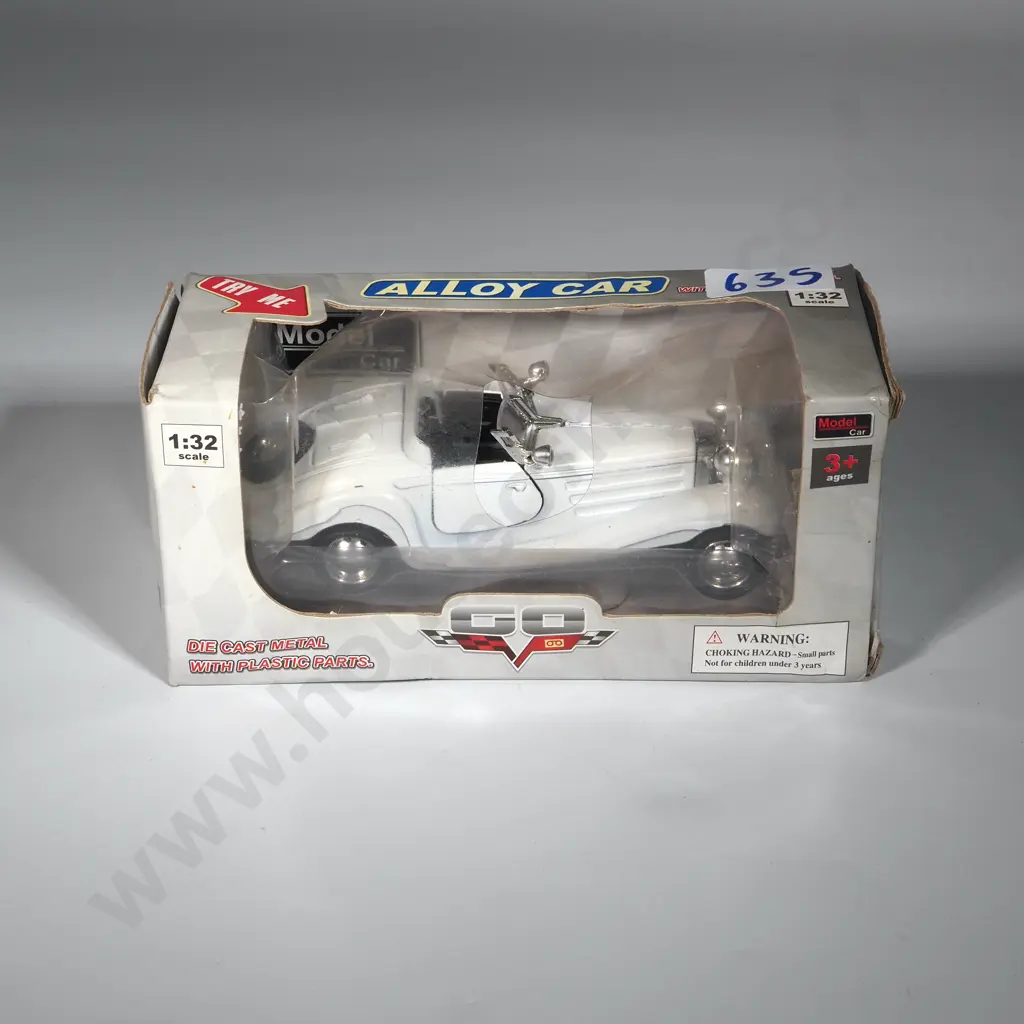 Boxed Go Alloy White Vintage Car No: XG1988P 1:32. Image 1++