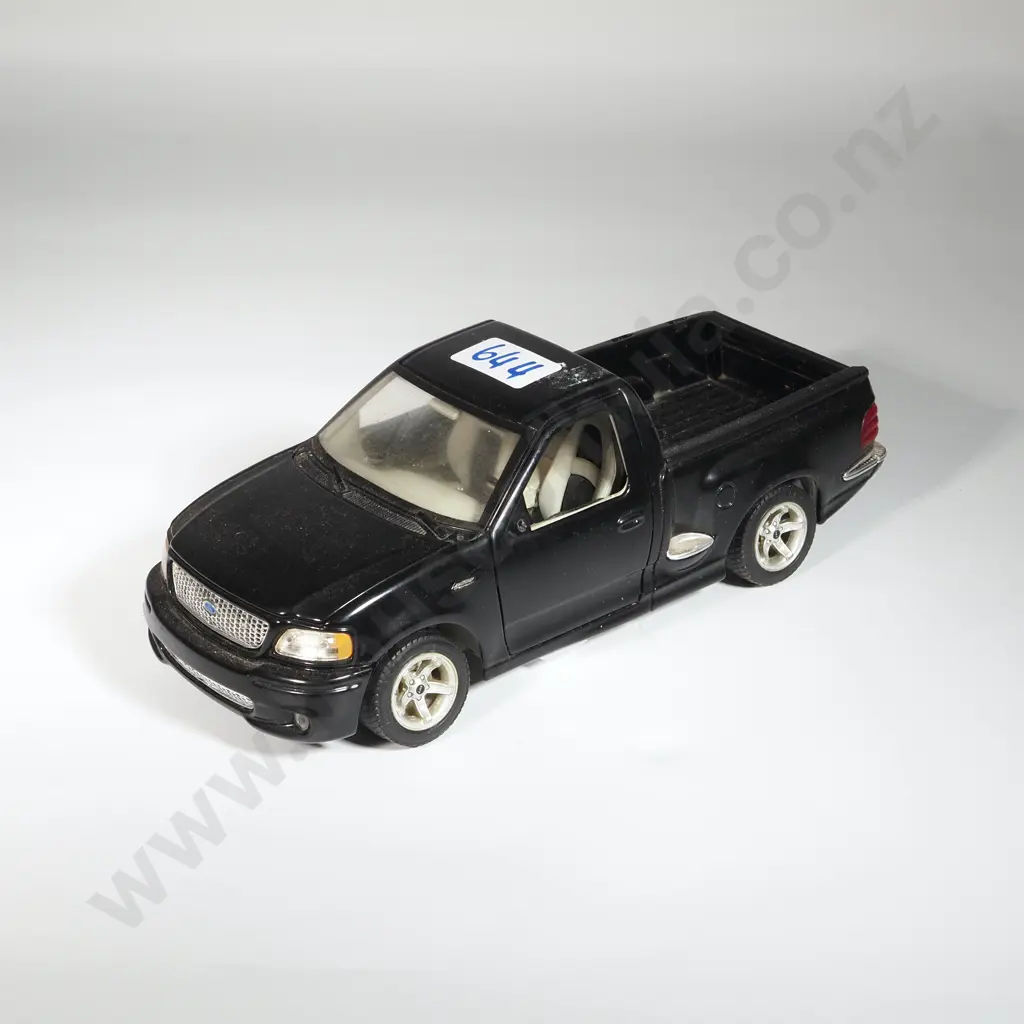 Bburago Diecast Ford SVT F-150 1/21 Lightning Pick-up Truck. Image 1++
