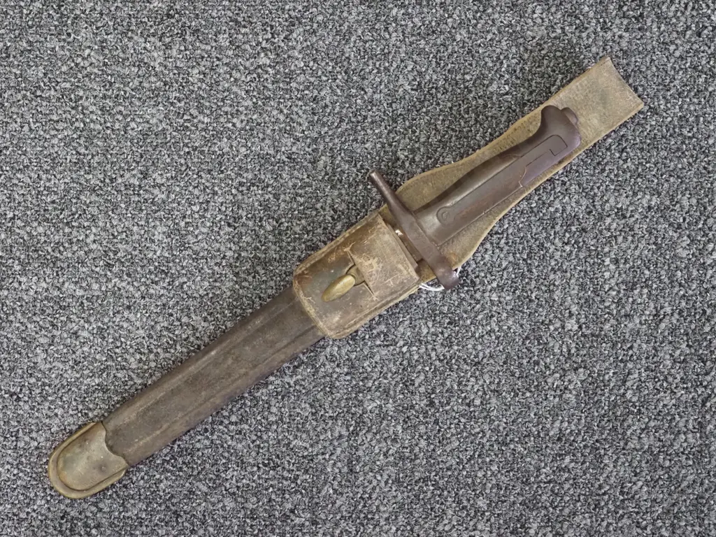 Scarce WW2 Italian Bayonet in Scabbard w Original Leather Frog  Image 1++