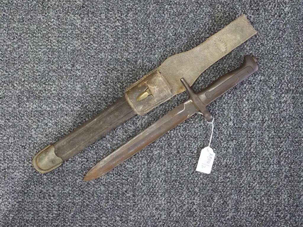 Scarce WW2 Italian Bayonet in Scabbard w Original Leather Frog  Image 1++