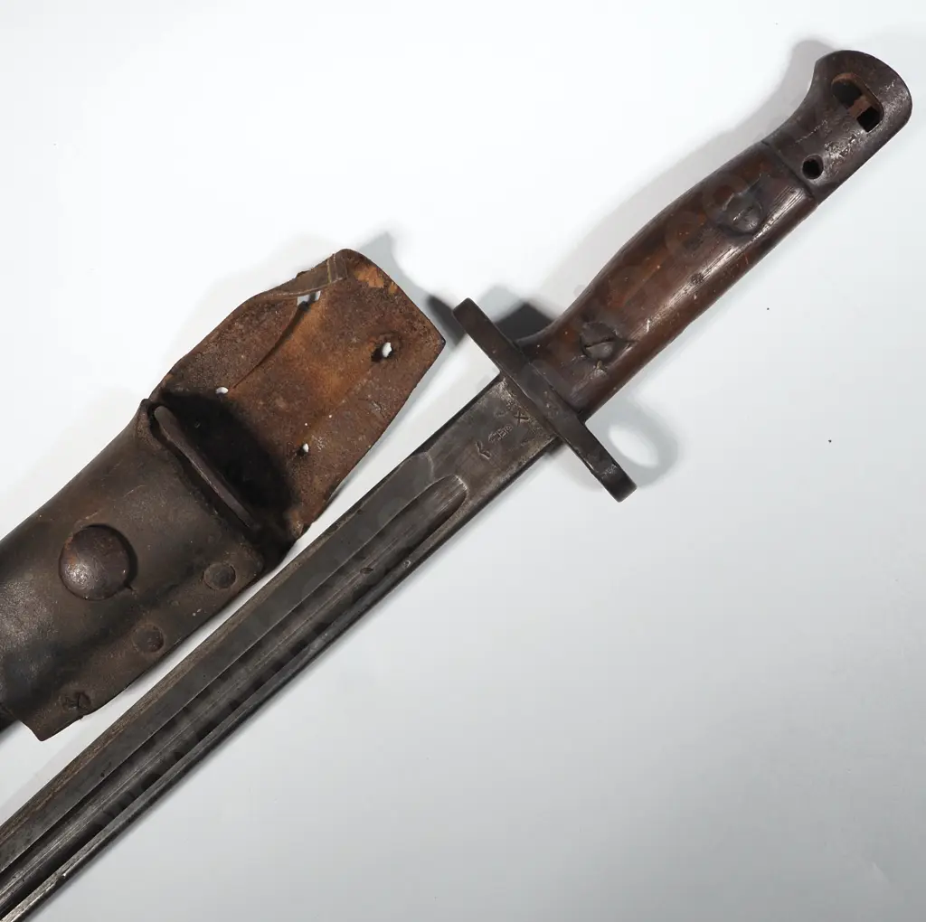 1907 Pattern Bayonet by Sanderson 1/1918 in Scabbard & Leather Frog - Missing Locking Catch Image 1++