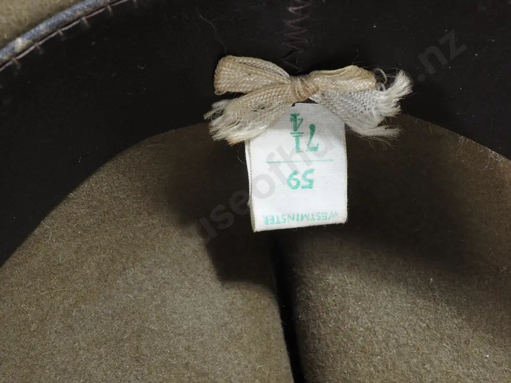 Modern Lemon Squeezer Hat w WWII MP, Pugaree & NZ Onward Badge Image 1++