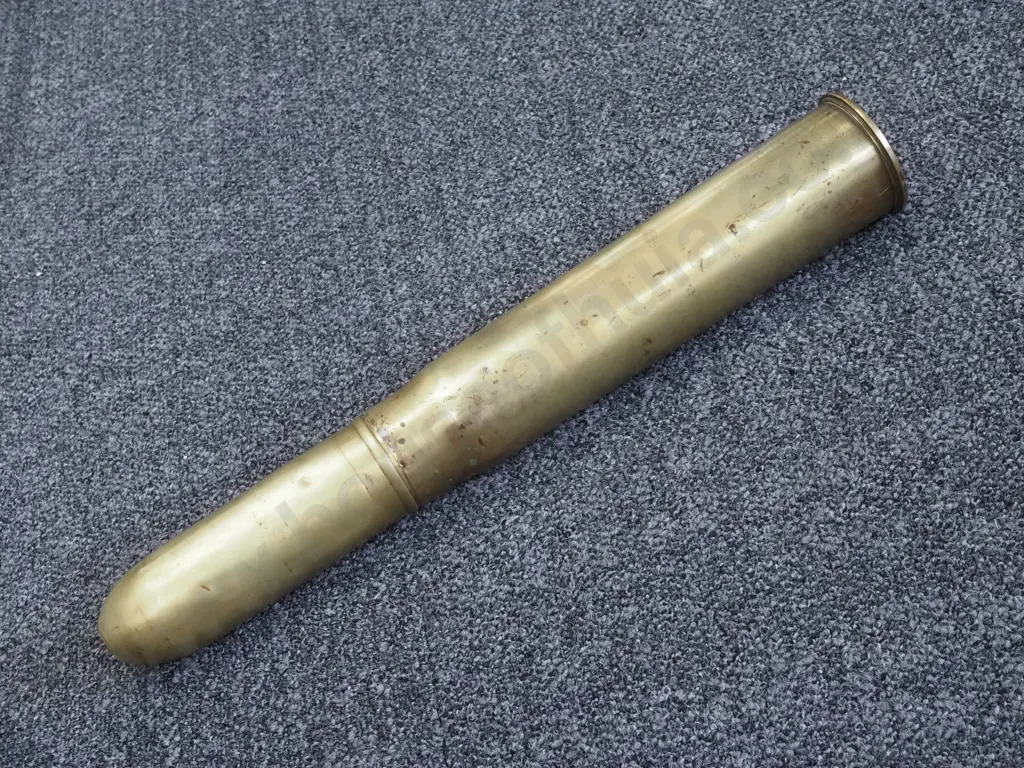 WW1 6lb'er Brass shell case with projectile Image 1++