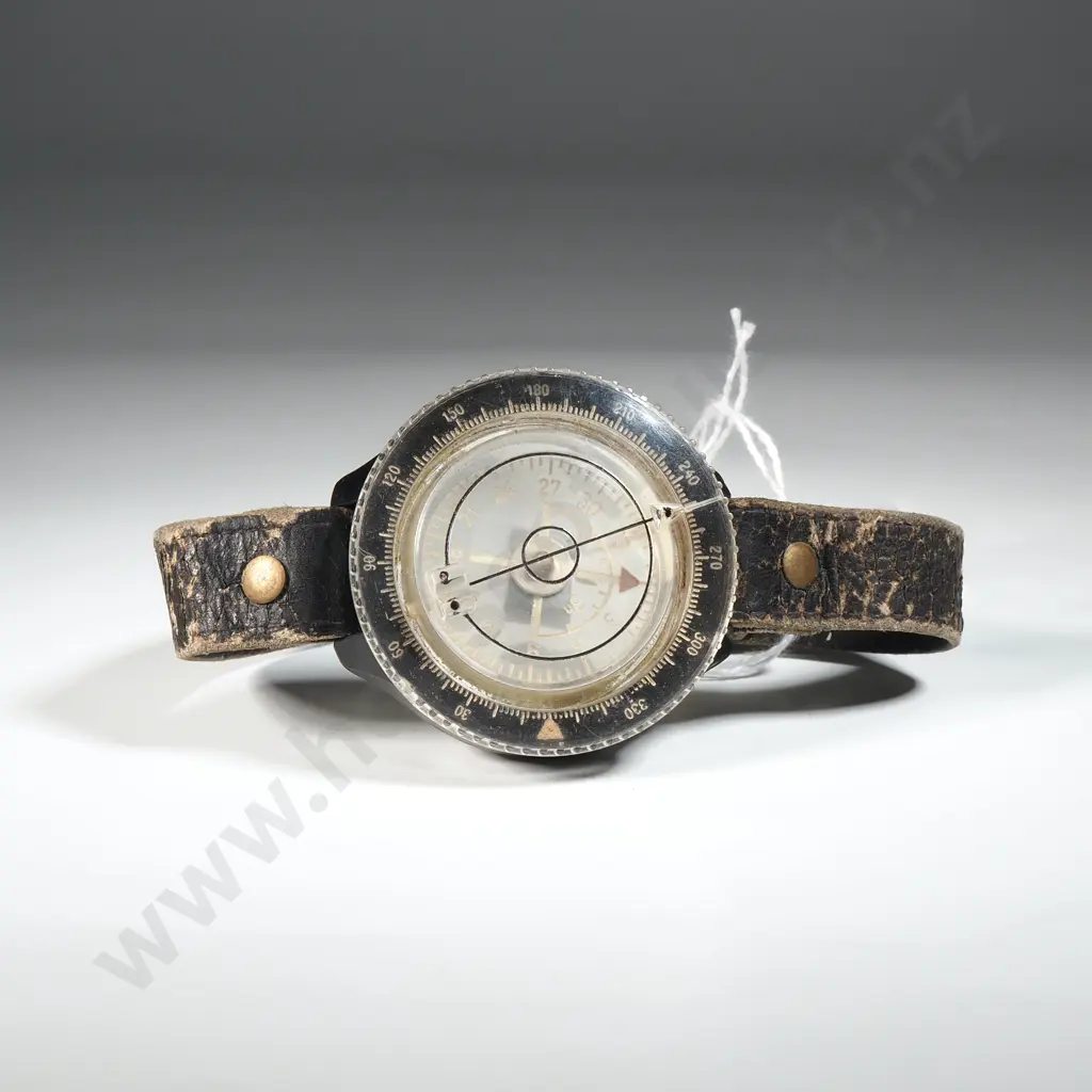Vintage WWII Wrist Compass w Soft Leather Strap. Image 1++