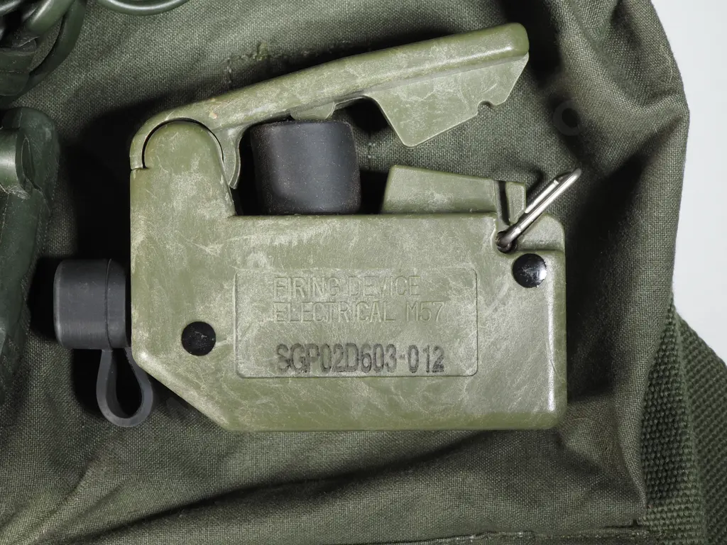 Scarce Vietnam War Era Complete M18A1 Anti Personal Mine (Claymore) Satchel w Wire, Clacker, Current Tester   Image 1++
