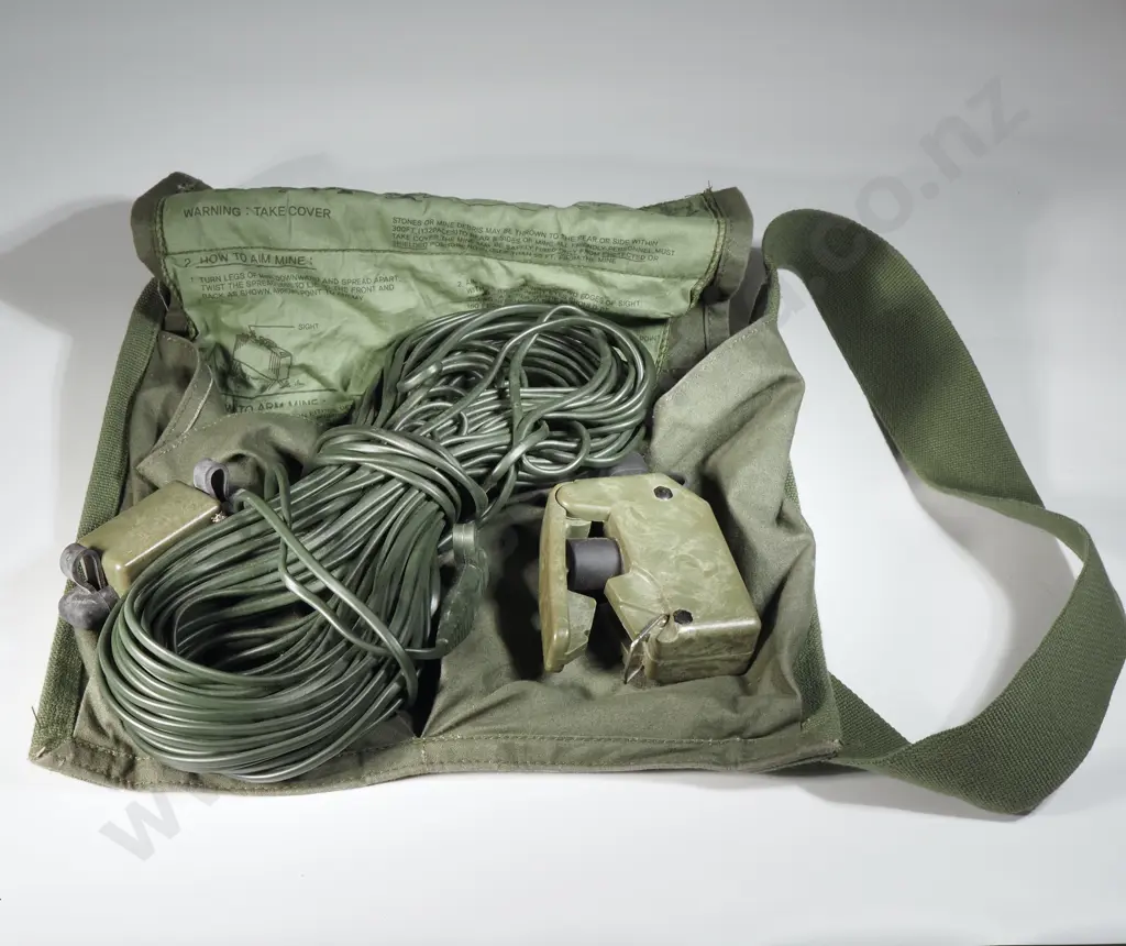 Scarce Vietnam War Era Complete M18A1 Anti Personal Mine (Claymore) Satchel w Wire, Clacker, Current Tester   Image 1++