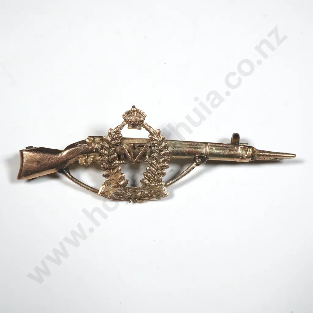 WWI 9ct Gold Rifle Sweetheart Badge w NZ Onward Badge w NZ EXPY FRCE Badge. Image 1++