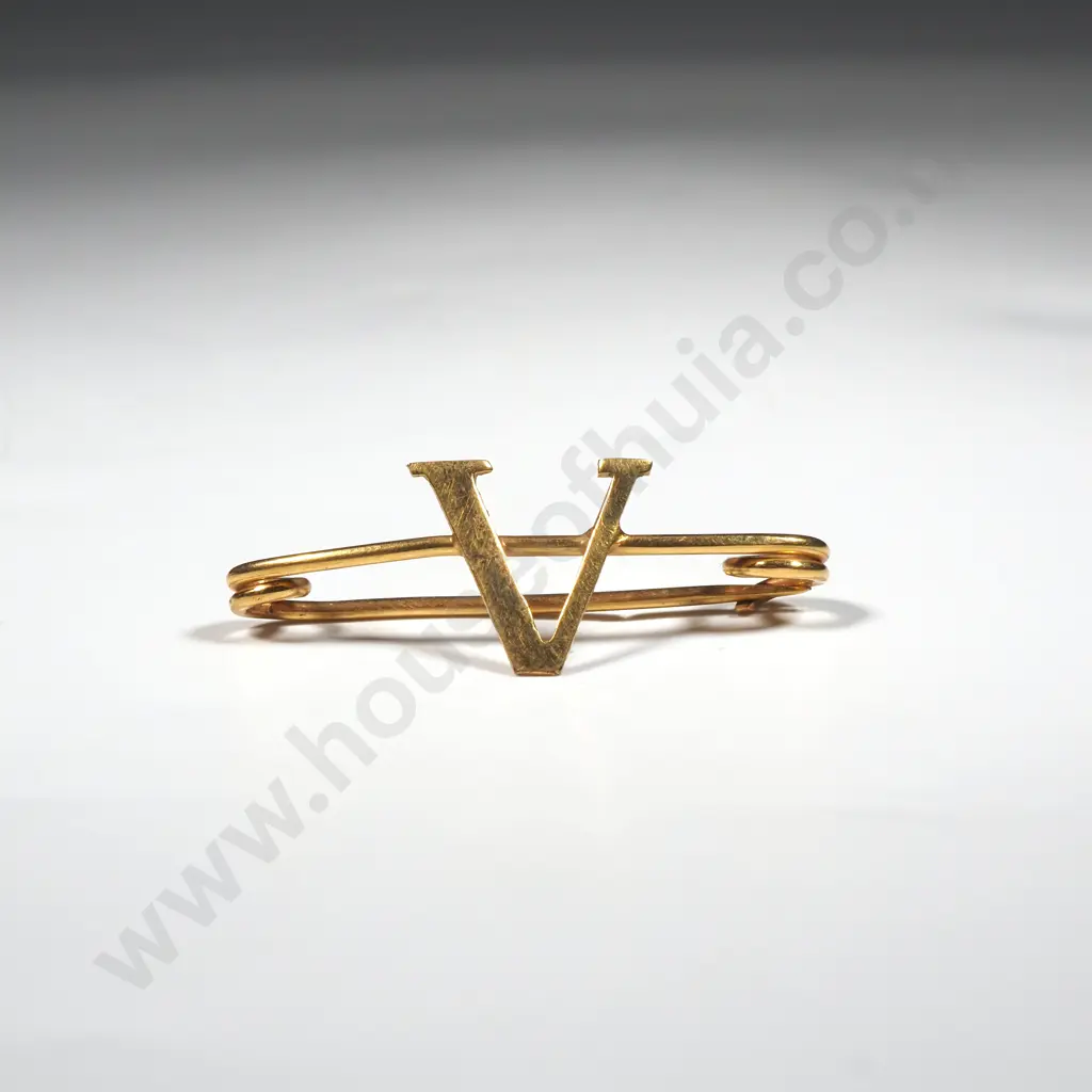 9ct Gold V Tie Pin. Image 1++