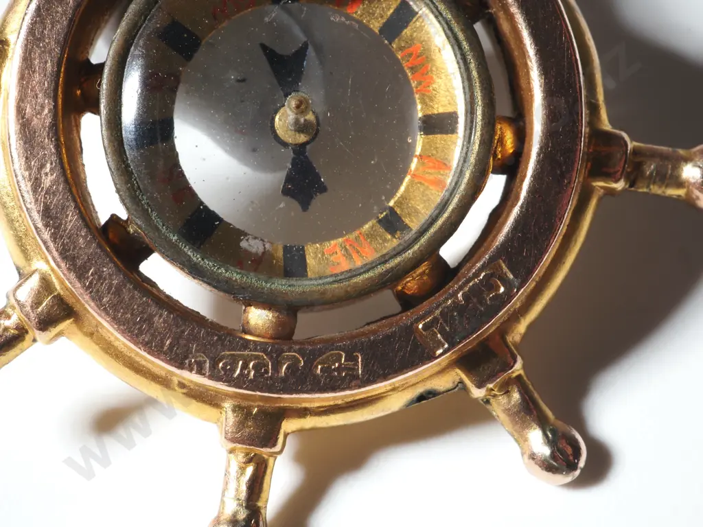 9ct Gold Compass Pendant Image 1++