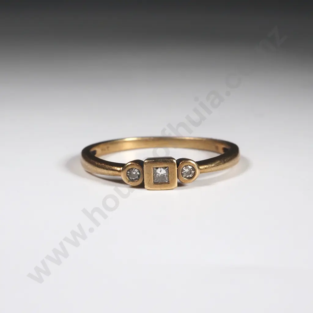9ct Gold Three Stone Ring Image 1++