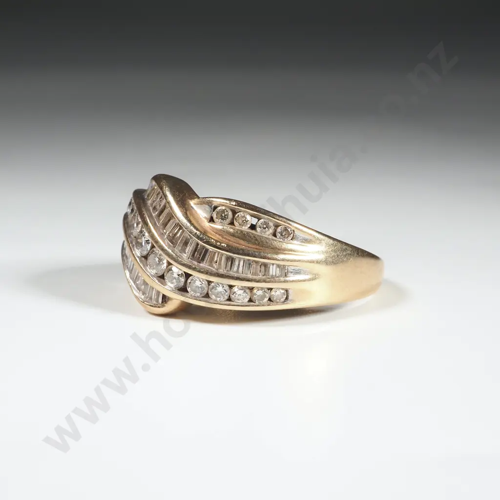 9ct Gold & Diamond Ring - Sparkly! Image 1++