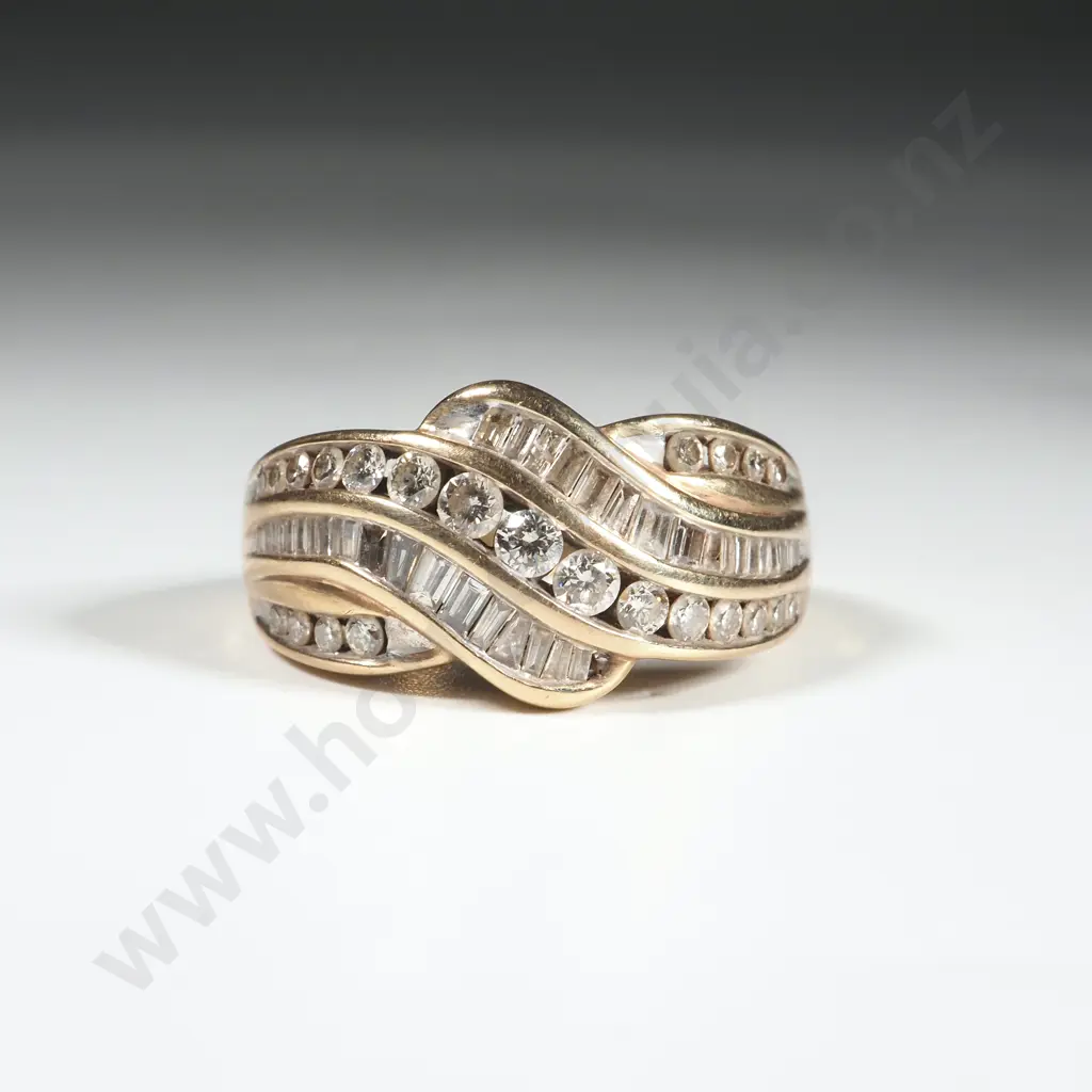 9ct Gold & Diamond Ring - Sparkly! Image 1++