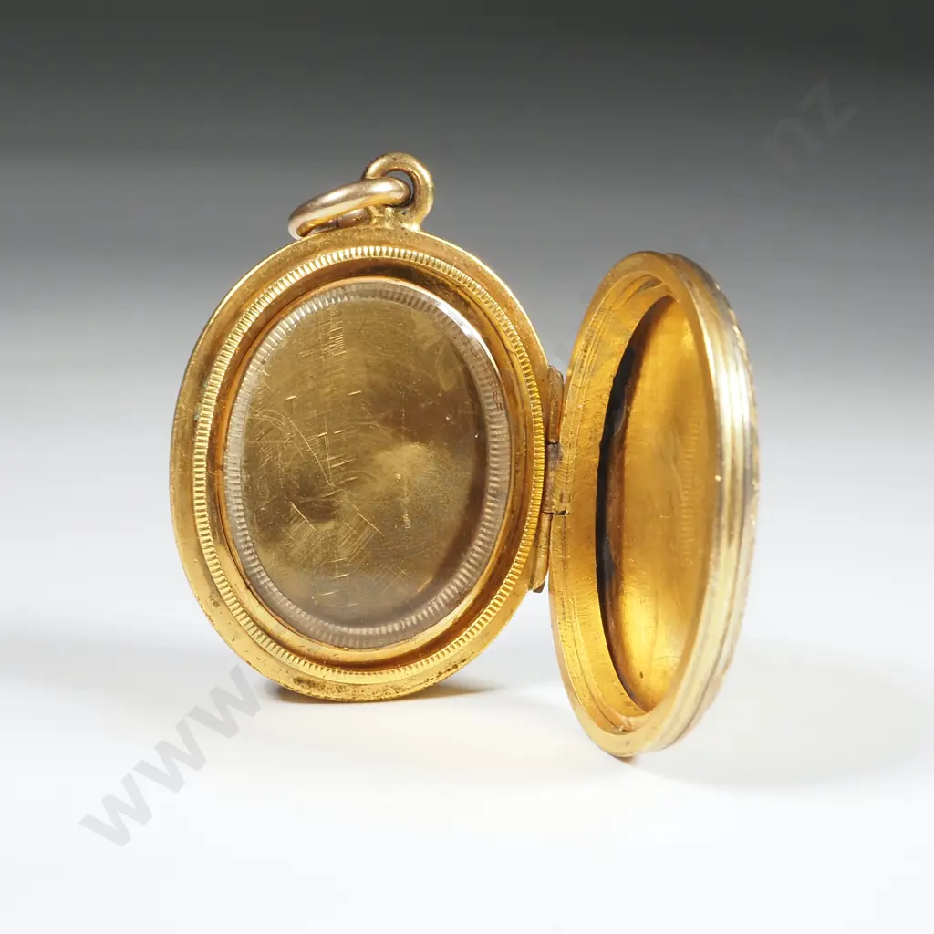 Antique Oval Gold (Front & Back) Locket with Engraved Decoration Image 1++