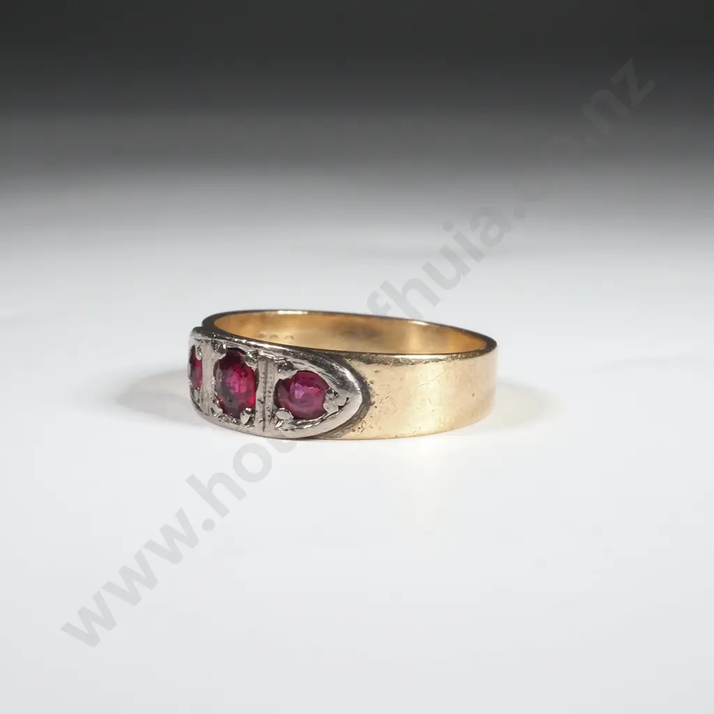 Vintage 9ct Band Set Gold Garnet? & Diamond Ring Image 1++